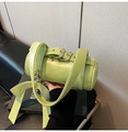 Sac polochon vert clair avec bandoulière à boucle métallique et pendentif nœud - Vert