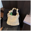 Dettaglio ravvicinato della borsa tote in paglia color crema con trama a rete su pelle nera - Bianco Sporco