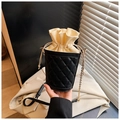 Dettaglio della borsa a secchiello nera trapuntata con coulisse crema e catena d'oro - Nero