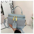Dettaglio borsa a scatola azzurra con trama intrecciata, zip dorate e targhetta in pelle - Blu