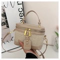 Dettaglio dell'elegante borsa a scatola in pelle beige e tessuto con cerniere dorate - Cachi
