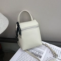 Beige crossbodytas met litchi-nerf, hartjes hanger en zilverkleurige metalen rits - Wit met hanger