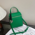 Levendige groene crossbodytas met litchistructuur en schattige hartbedel - Groen met Hanger