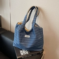 Blau-weiß gestreifte Canvas-Einkaufstasche mit LOVE-Patch und senfgelbem Futter - Dunkelblau