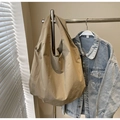 Borsa tote minimalista in tela kaki da donna con un design spazioso e casual - Cachi