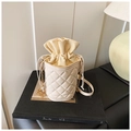 Elegante borsa a secchiello trapuntata bianco crema con coulisse e catena d'oro - Bianco