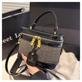 Elegante borsa a scatola tessuta nera con manici in metallo dorato e tracolla in pelle - Nero