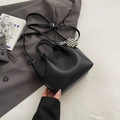 Sac seau noir texture litchi avec bandoulière réglable et breloque argentée - Noir avec pendentif