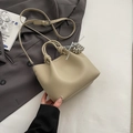 Sac seau chic en cuir beige avec poignée nouée et charm décoratif en perles - Khaki Clair Avec Pendentif