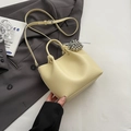 Sac seau jaune clair texture litchi avec poignée nouée et breloque perlée argentée - Jaune avec Pendentif