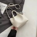 Sac seau chic blanc cassé en cuir grainé avec pendentif en perles argentées - Blanc avec pendentif