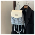 Hellblauer und cremefarbener Plissee-Rucksack mit Herz-Metallplakette und Kordelzug - Blau