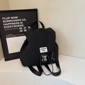 Minimalistischer schwarzer Tunnelzug-Rucksack mit Klappe und Metallschnalle - Schwarz
