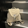 Cremefarbener Kordelzug-Rucksack mit silberner Schnalle und gewebtem Markenlabel - Cremeweiß