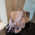 Minimalistischer lavendelfarbener Nylon-Rucksack mit Schnalle auf schwarzem Tisch - Lila