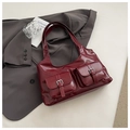 Dettaglio borsa a spalla bordeaux in pelle PU lucida con fibbie argentate eleganti - Rosso