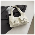 Dettaglio di una borsa hobo bianco crema con due tasche frontali su un blazer grigio - Bianco