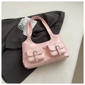 Dettaglio borsa a spalla in pelle PU rosa con tasche frontali e fibbie su blazer grigio - Rosa