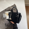 Sac seau noir élégant avec texture litchi et breloque en forme de cœur pour femmes - Noir