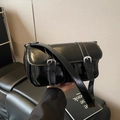Borsa sottobraccio retrò nera in pelle lucida con fibbie argentate chic - Nero
