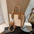 Sac seau chic beige et marron en cuir avec pendentif cœur et bandoulière - Blanc Cassé