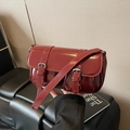 Borsa a tracolla retrò in pelle lucida rosso scuro con doppia fibbia e tracolla ampia - Borgogna
