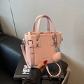 Mini sac seau rose en cuir grainé avec pendentif cœur et rivets argentés chic - Rose