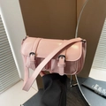 Borsa sottobraccio in ecopelle rosa con doppie tasche anteriori e fibbie in metallo - Rosa