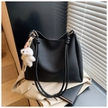 Détail d'un sac seau noir en cuir litchi avec poignées corde et breloque ours - Noir