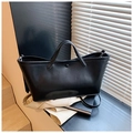 Dettaglio borsa shopper nera con finitura liscia e tracolla sottile regolabile - Nero