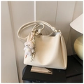 Sac seau hobo chic en cuir beige avec anse nouée et breloque ours en peluche - Blanc Cassé