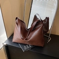 Minimalistische dunkelbraune gewebte Tragetasche mit verstellbarem Riemen - Braun