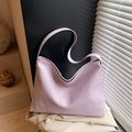 Lavendelfarbene gewebte Schultertasche im weichen Hobo-Stil für den Alltag - Lila