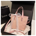 Detalle del bolso de mano rosa trenzado con lazo de encaje y correa de PU en caja regalo - Rosa