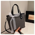 Detalle del tejido y lazo de encaje blanco en un elegante bolso de mano negro - Negro