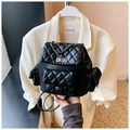 Vue détaillée du sac à dos en cuir matelassé noir avec chaîne et fermoir tournant - Noir