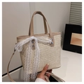 Detalle del bolso de paja tejida con tiras de cuero y gran lazo de encaje blanco - Caqui