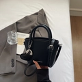 Sac seau noir chic à motif litchi avec breloque cœur et bandoulière réglable - Noir