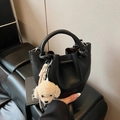 Elegante bolso de hombro de cuero negro con textura y un dije de caniche de peluche - Con Colgante / Negro