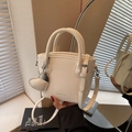 Sac seau blanc grainé avec pendentif en forme de cœur et bandoulière réglable - Blanc Cassé