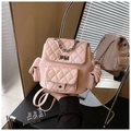 Détail du mini sac à dos matelassé rose avec poignée en chaîne et fermoir pivotant - Rose