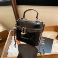 Elegante borsa a catena trapuntata nera con finitura lucida e cerniera a cuore - Nero