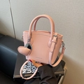 Sac seau rose chic avec texture litchi, bandoulière réglable et accessoire charme coeur - Rose