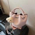 Bolso cubo rosa de cuero con asas anudadas y un colgante de perro de peluche - Con Colgante / Morado