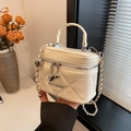 Mini borsa a scatola trapuntata bianco crema con catena e dettagli argento - Bianco