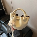 Bolso saco crema de cuero granulado con un colgante de perro de peluche y asa con nudo - Con Colgante / Amarillo