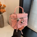 Borsa a scatola trapuntata rosa con tracolla a catena argento e ciondolo a cuore - Rosa