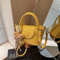 Borsa a secchiello gialla motivo litchi con ciondolo a orsetto e scritte moda eleganti - Giallo