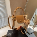Secchiello chic color crema e caramello con manico superiore e ciondolo a forma di orso - Bianco Sporco