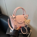 Mini borsa a secchiello in pelle rosa grana con manici e ciondolo a forma di orso - Rosa